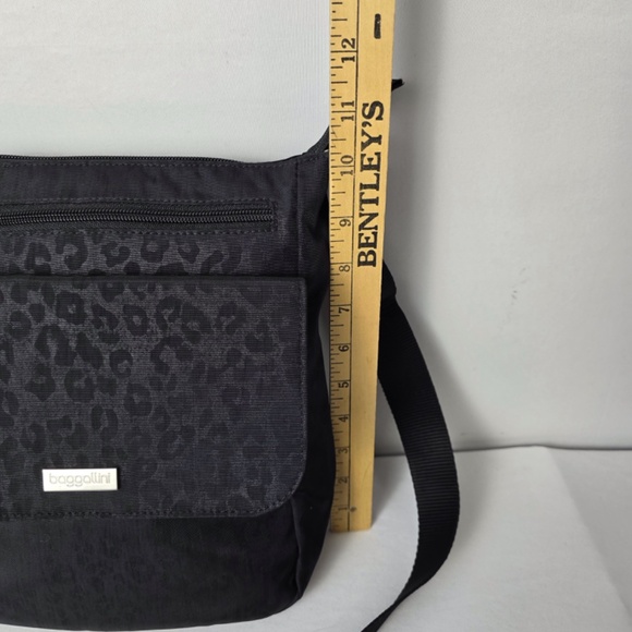 Baggallini Pocket Town Bagg Nylon Crossbody Shoulder Bag Black Cheetah Print - Picture 8 of 10